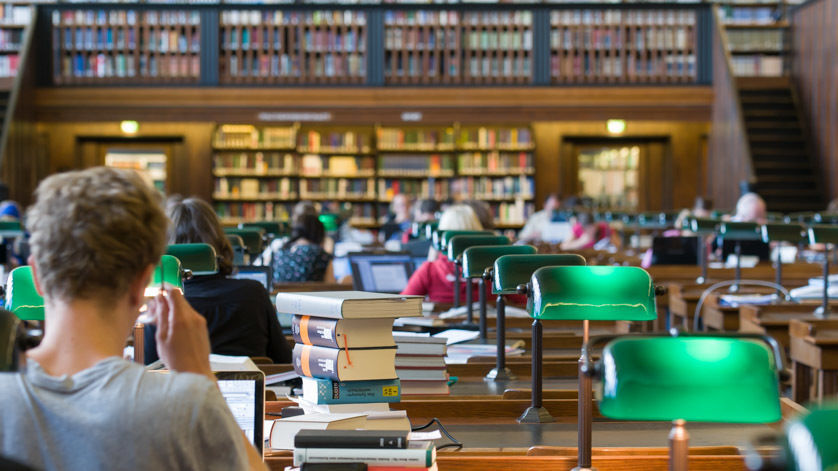 Osoby w sali uczące się.