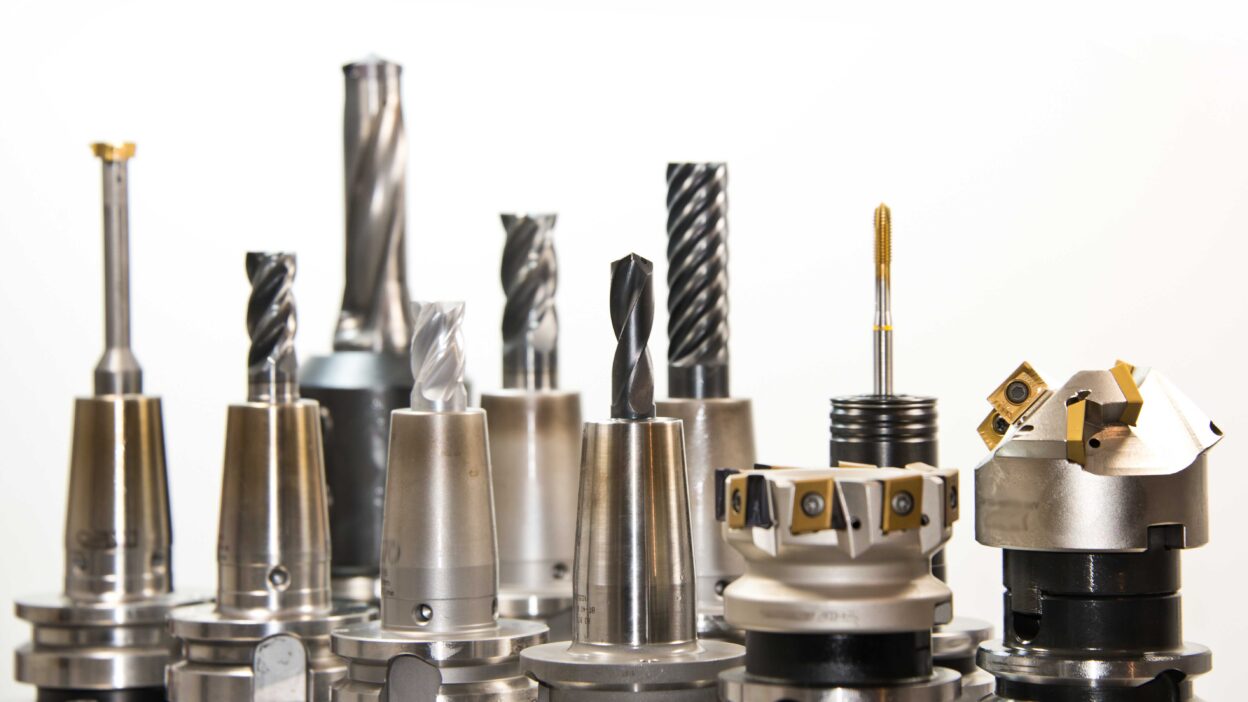 Zestaw narzędzi tokarskich – noże skrawające do precyzyjnej obróbki metalu.