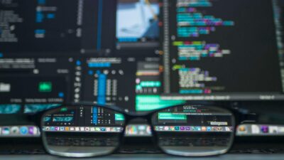 Kodowanie i analiza danych na ekranie – praca programisty w obiektywie.