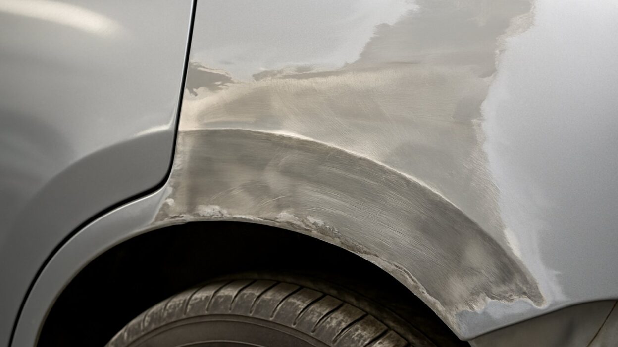 Uszkodzona blacha samochodowa przygotowana do naprawy.